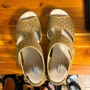 JBU wedge/pump size 7 beige few scratches